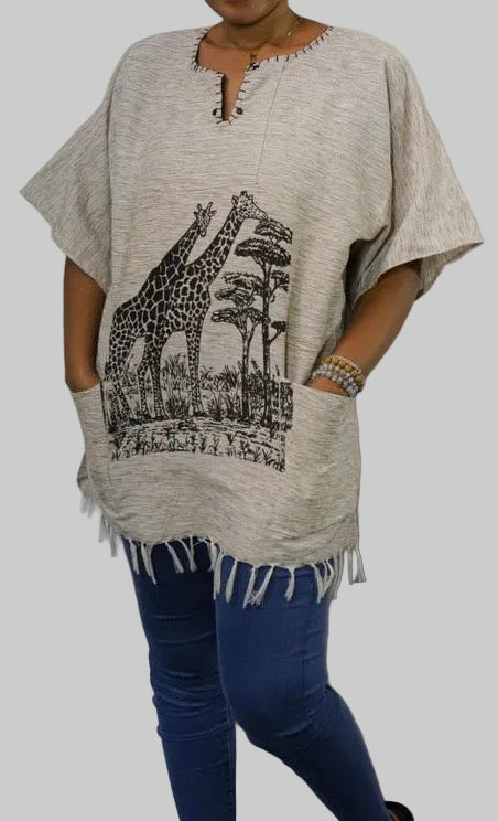 Bekväm handgjord afrikanskinspirerad kaftan med unikt giraffmotiv. Passar både män och kvinnor. Lätt, stilren och perfekt för sommaren, stranden, festivaler eller vardagsbruk. Designad med fickor och en lös oversized passform för komfort och elegans.