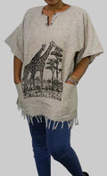 Bekväm handgjord afrikanskinspirerad kaftan med unikt giraffmotiv. Passar både män och kvinnor. Lätt, stilren och perfekt för sommaren, stranden, festivaler eller vardagsbruk. Designad med fickor och en lös oversized passform för komfort och elegans.